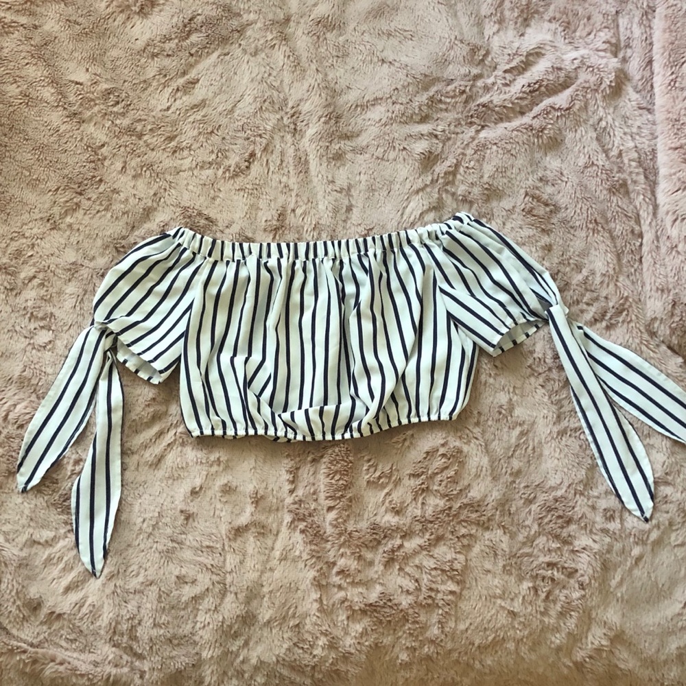 Forever 21 • Off-the-Shoulder Crop Top 🖤